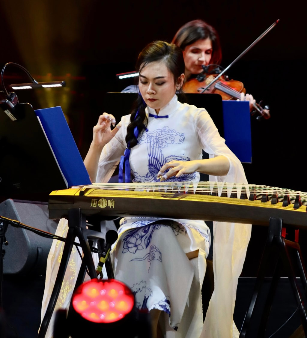 Guzheng performance overseas by top Guzheng player Qing 